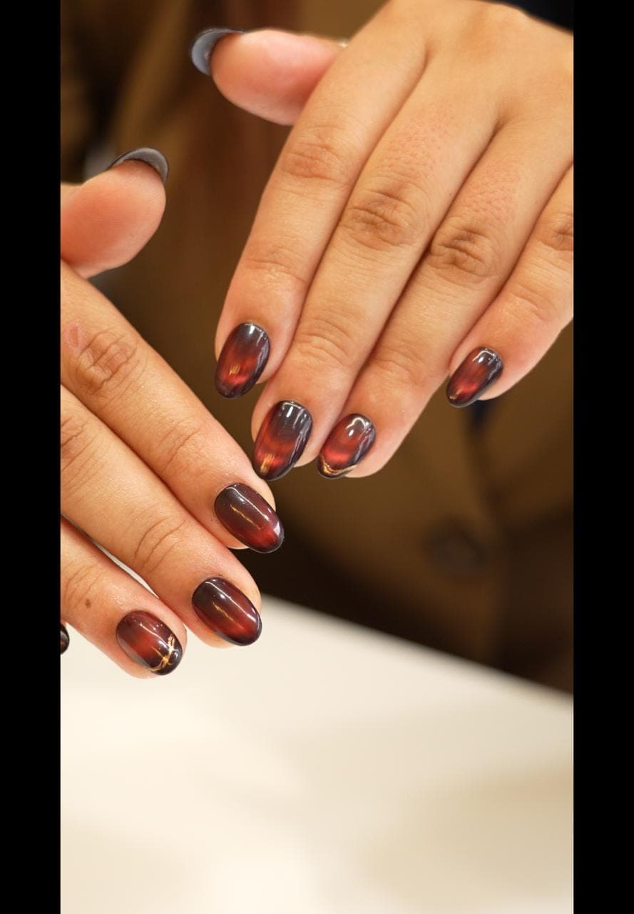 Glossy cat-eye gel nails
